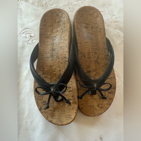 SOLD. VIONIC ladies black bowtie, flip-flop very good condition size 6 - Picture 10 of 10